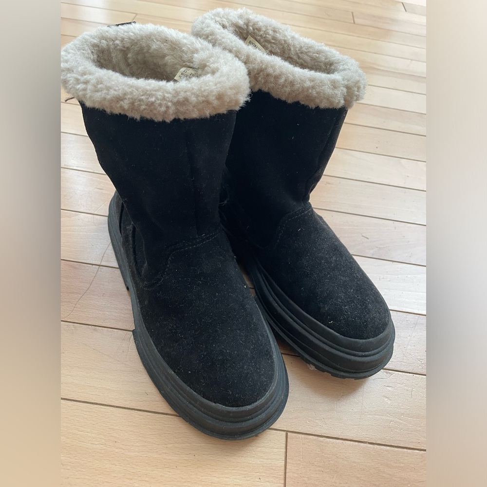 Zara kids fur boots size 2.5